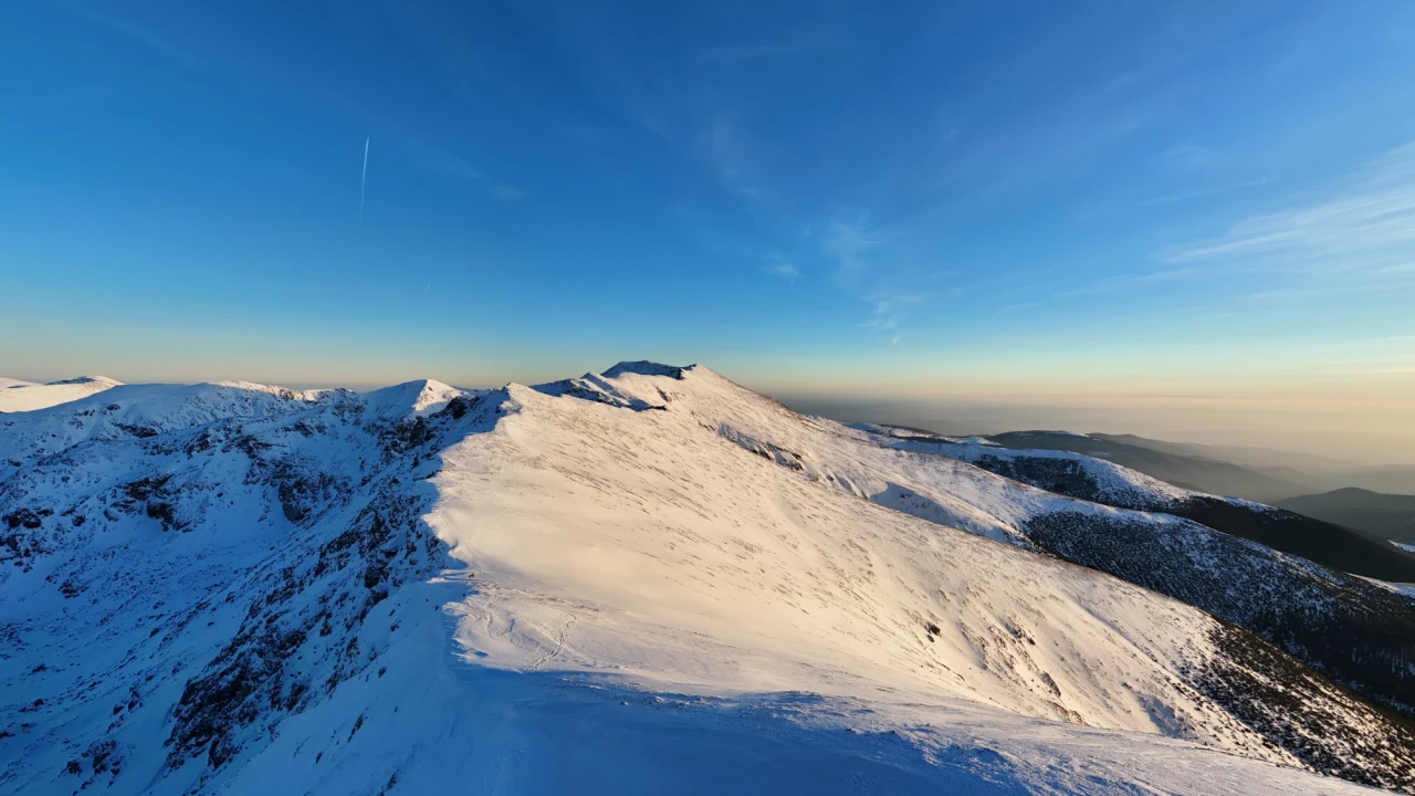🏔️ Vârful Parângul Mare in Winter – Snow, Crampons and a Bum-Slide Down the Ski Slopes